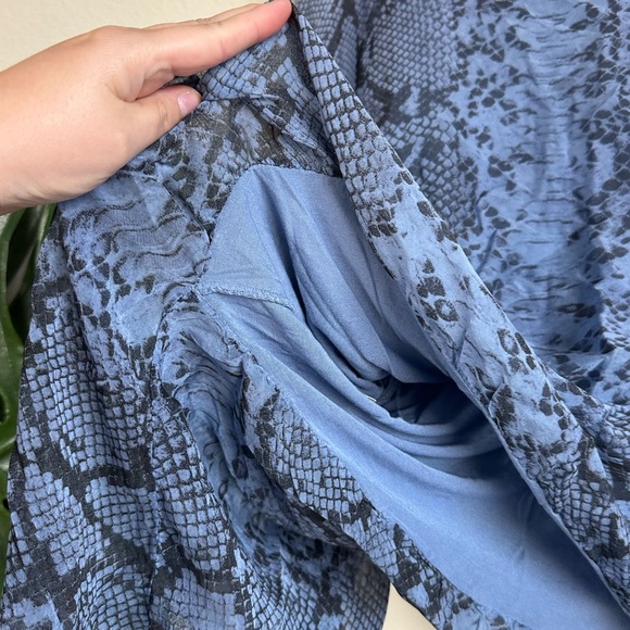 Gigi Moda Italy Silk Python Print Top - Picture 6 of 12